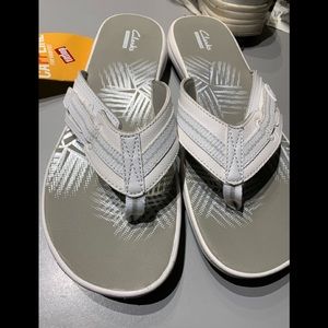 New Clark’s Women’s Sandals Size 11 Thongs Velcro